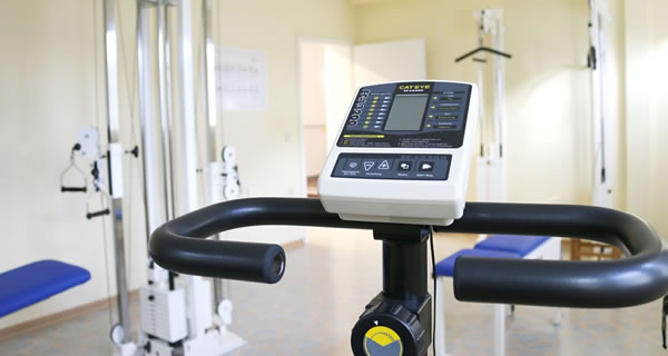 Krankengymanstik an Medizinischen Trainingsgeräten als Kassenleistung unter Anleitung von Physiotherapeuten